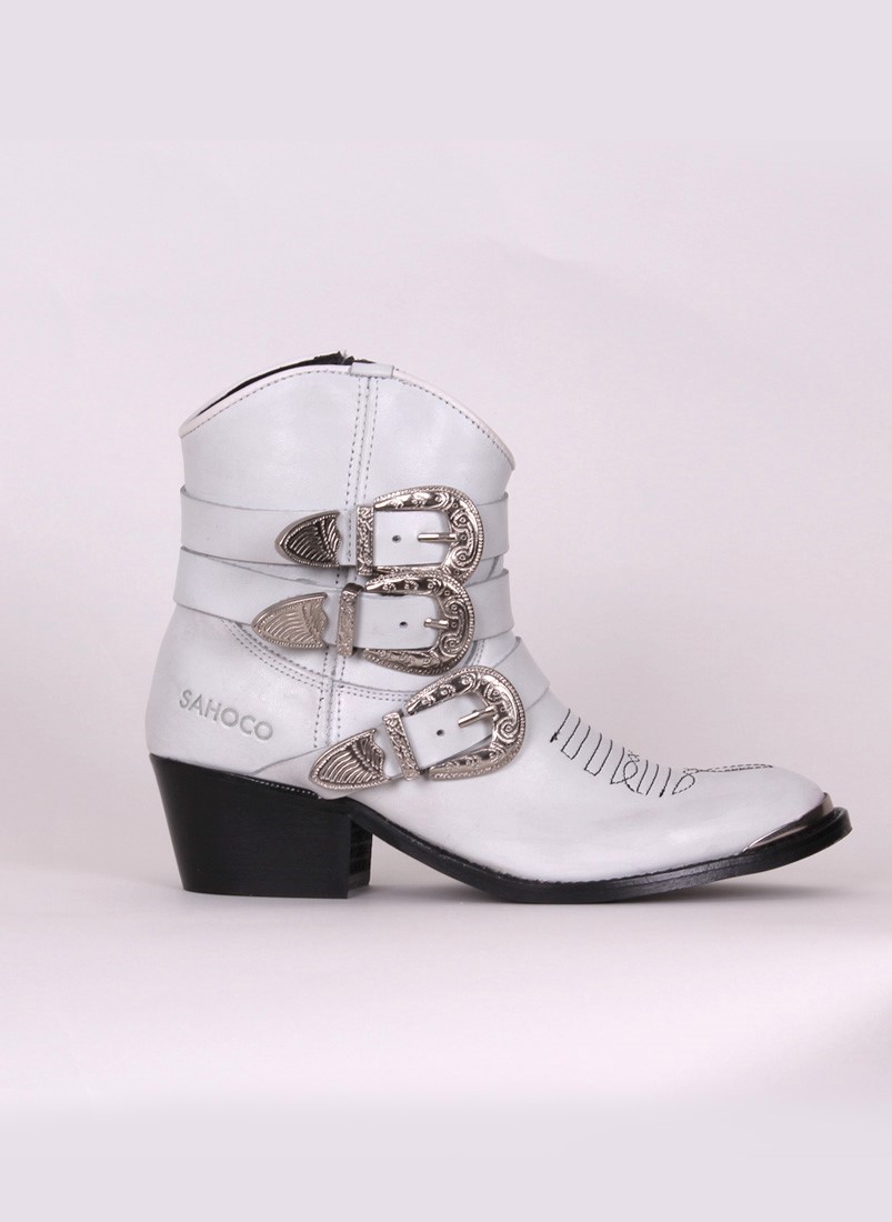 Leather boots with buckles