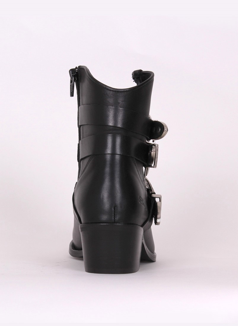 Leather boots with buckles