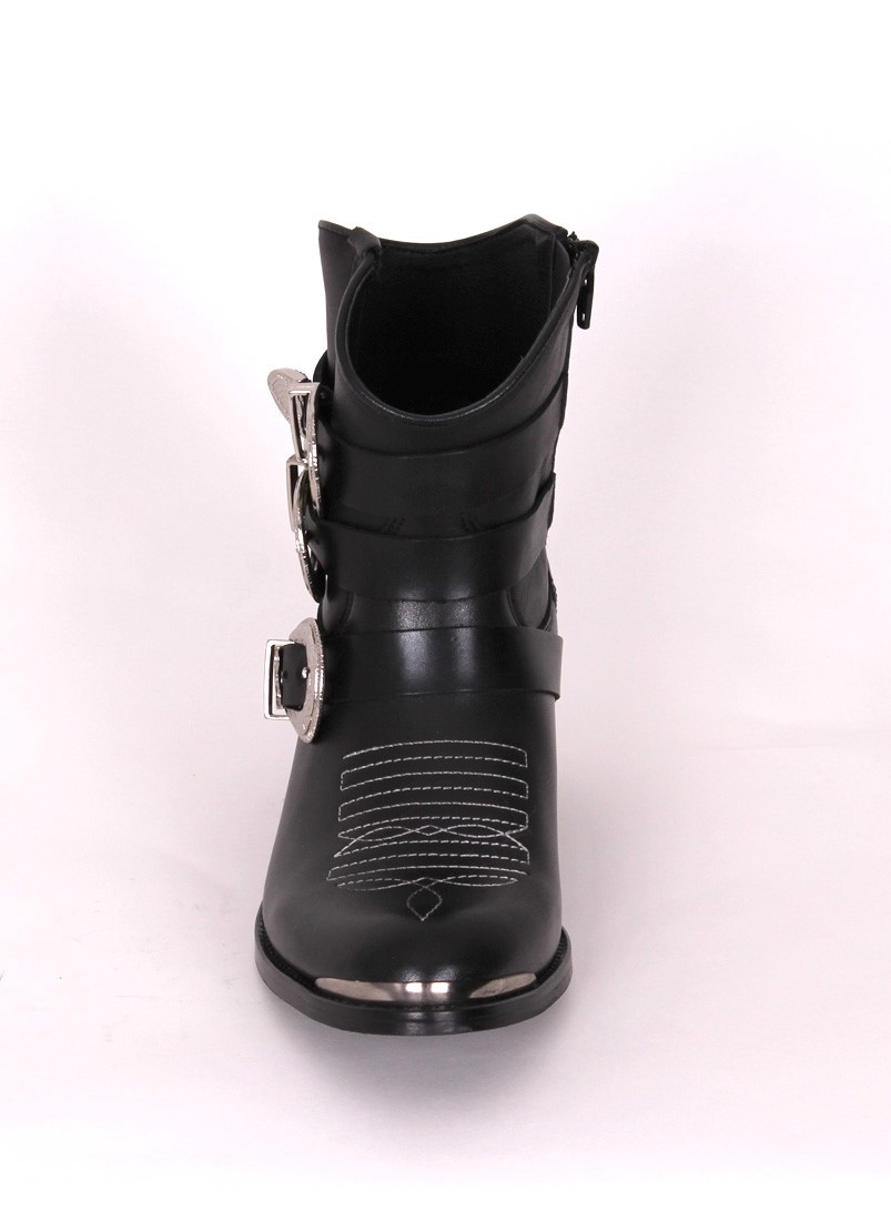 Leather boots with buckles