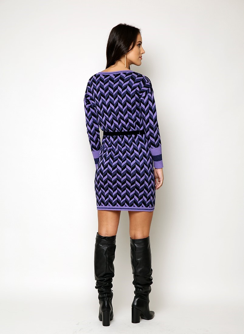Vestido con escote pico con cinturón